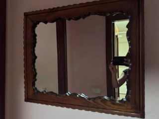 Specchio in legno con cornice ondulata