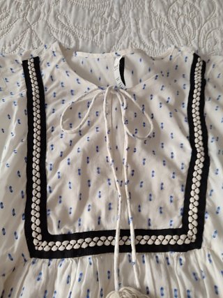 Vestido boho blanco con bordado azul