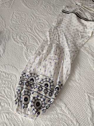 Vestido boho blanco con bordado azul