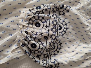 Vestido boho blanco con bordado azul