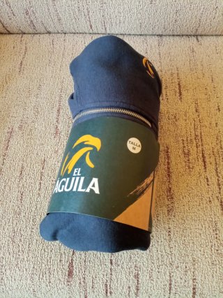 Sudadera azul con cremallera y logo