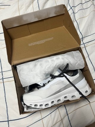 Zapatillas deportivas blancas y grises