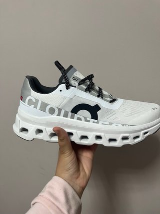 Zapatillas deportivas blancas y grises