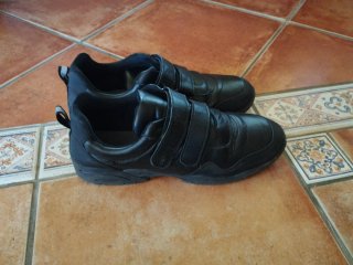 Zapatos 42 escolares negros con velcro