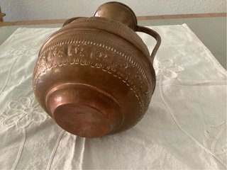 Jarrón antiguo de cobre con asas