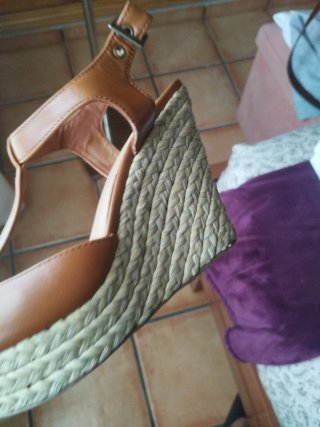 Sandalias cuña esparto Bershka color cuero