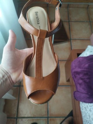 Sandalias cuña esparto Bershka color cuero