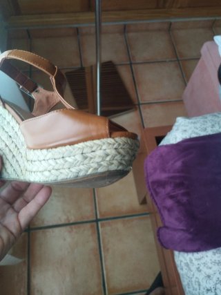 Sandalias cuña esparto Bershka color cuero