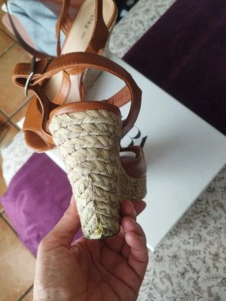 Sandalias cuña esparto Bershka color cuero