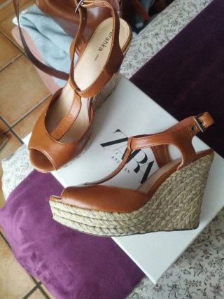 Sandalias cuña esparto Bershka color cuero