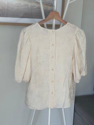 Blusa Zara bordada manga abullonada beige talla M
