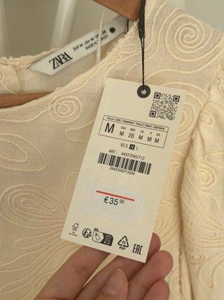 Blusa Zara bordada manga abullonada beige talla M