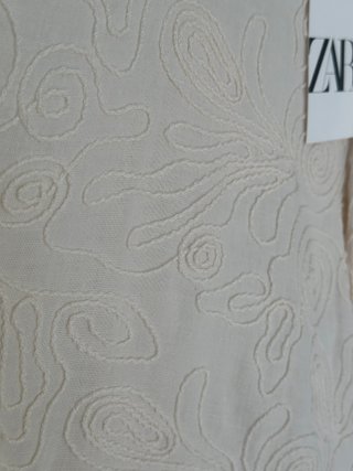 Blusa Zara bordada manga abullonada beige talla M