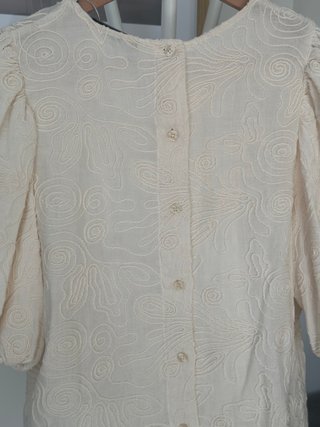 Blusa Zara bordada manga abullonada beige talla M