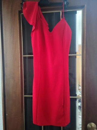 Vestido rojo de fiesta con un hombro