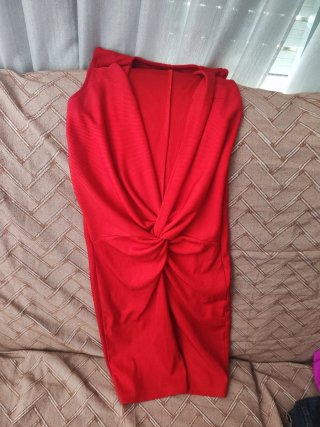Vestido rojo de fiesta con un hombro