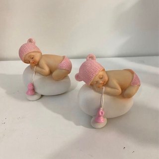 Figura bautizo bebé rosa sobre huevo