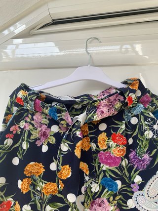 Conjunto blusa azul marino y pantalón floral