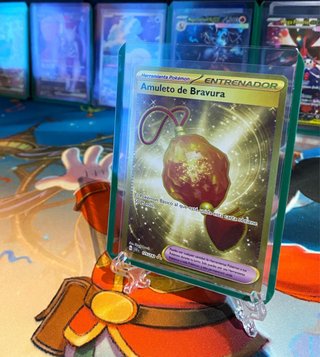 Carta Pokémon Amuleto de Bravura Fullart Secreta