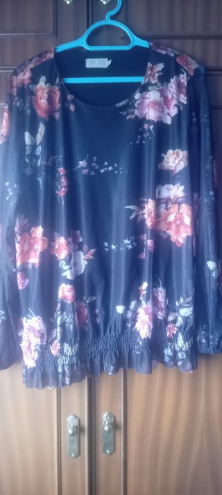 Blusa elegante floral negra y rosa