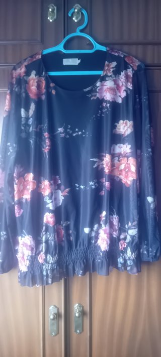 Blusa elegante floral negra y rosa