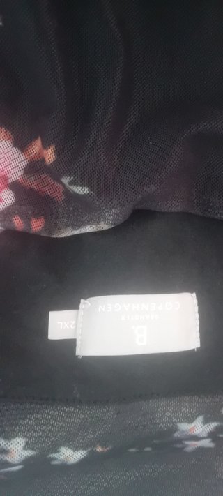 Blusa elegante floral negra y rosa
