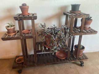Mueble para plantas con ruedas
