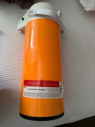 Termo naranja y blanco