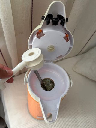 Termo naranja y blanco