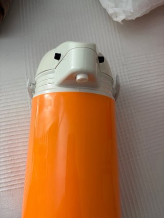 Termo naranja y blanco
