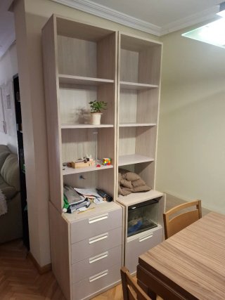 Mesa de estudio beige y blanca , sin silla