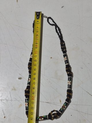 Collar de cuentas con diseño floral