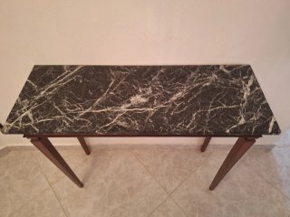 Recibidor de mármol y madera