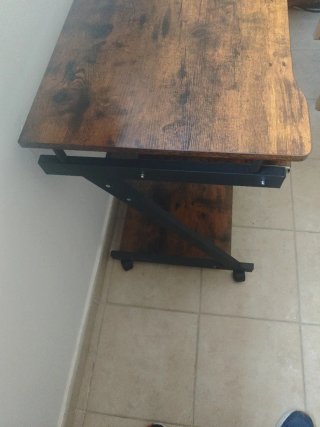 Mesa ordenador con ruedas, para espacios pequeños
