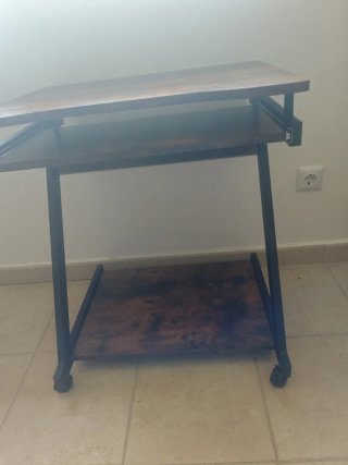Mesa ordenador con ruedas, para espacios pequeños