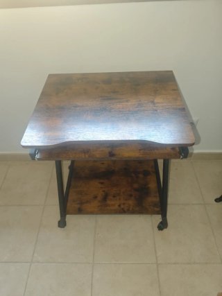 Mesa ordenador con ruedas, para espacios pequeños