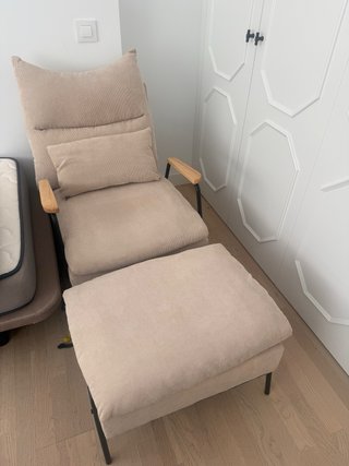 Butaca y reposapiés pana beige. En muy buen estado