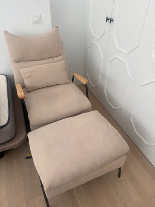 Butaca y reposapiés pana beige. En muy buen estado