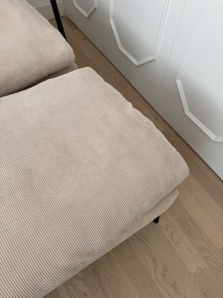 Butaca y reposapiés pana beige. En muy buen estado