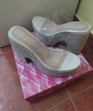 Sandalias cuña transparentes beige