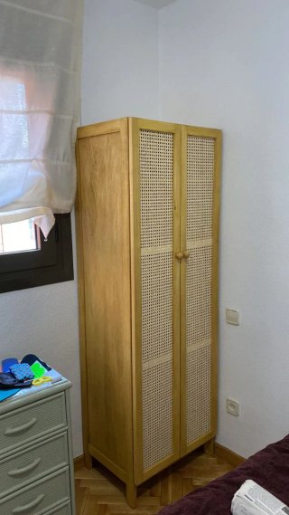 Armario de madera con puertas de ratán