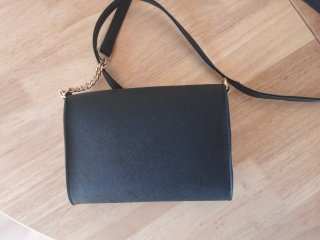 Bolso negro pequeño con detalles dorados