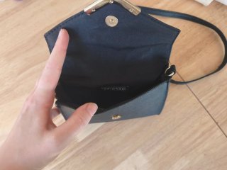 Bolso negro pequeño con detalles dorados