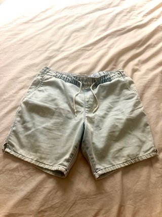 Bañadores, pantalones y camisas