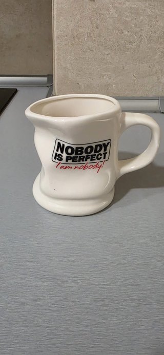 Caneca Nobody is Perfect em cerâmica