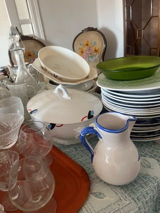 Variedad de jarrones, jarras y vasos