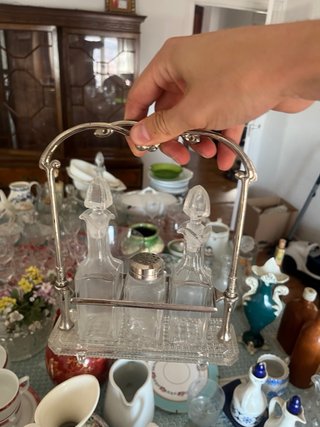 Variedad de jarrones, jarras y vasos