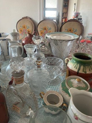 Variedad de jarrones, jarras y vasos