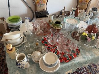 Variedad de jarrones, jarras y vasos