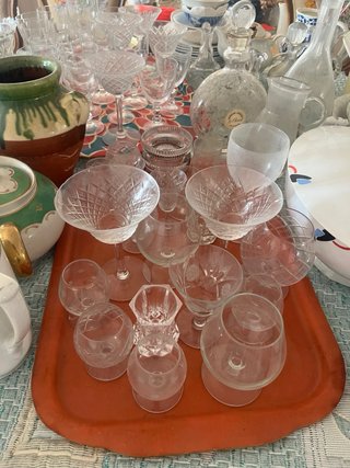 Variedad de jarrones, jarras y vasos